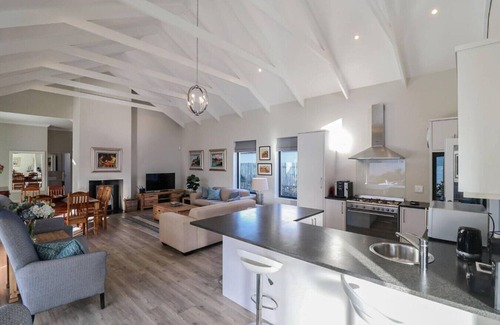Vermont Casa | Champagne Air Luxury Villa with pool, pet friendly