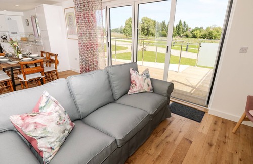 Nettlestone Cabaña | CHAMPAGNE, family friendly, character holiday cottage in Seaview