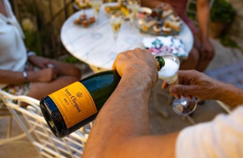 Condom Cama Y Desayuno | Champagne House - Elegance, Luxury and Charm