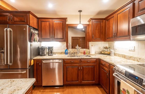 White Cabina | Champion Charmer - Spacious Backyard w/ Grill