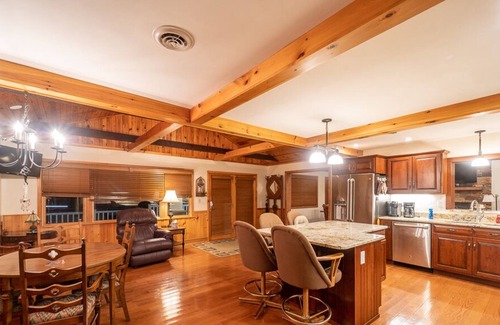 White Cabina | Champion Charmer - Spacious Backyard w/ Grill