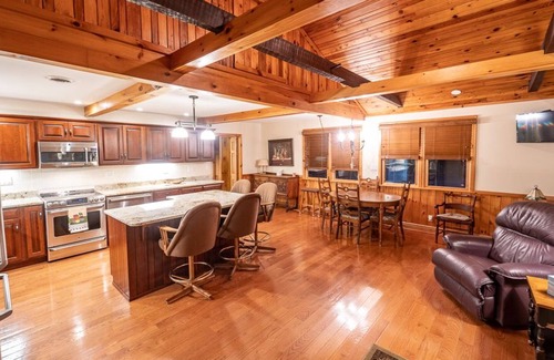 White Cabina | Champion Charmer - Spacious Backyard w/ Grill