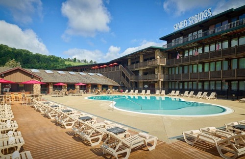 Seven Springs Apartamento | Champion Hotel | King Tower Room + Tower Side