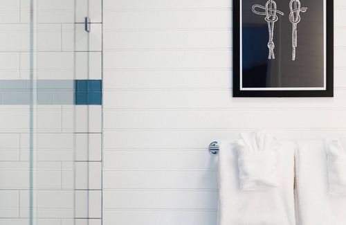 New Shoreham Hotel | Champlin's Marina & Resort