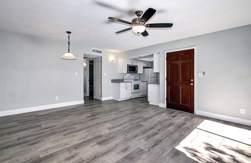 Chandler Condominio | Chandler - Condominio remodelado, dos balcones, piscina climatizada y spa