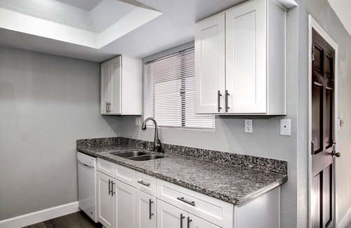 Chandler Condominio | Chandler - Condominio remodelado, dos balcones, piscina climatizada y spa