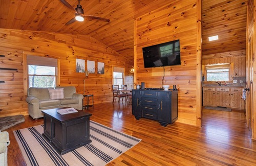 Ferguson Cabina | Changes in Altitude - Private, Stunning Sunset with Mountain Views and a Hot Tub