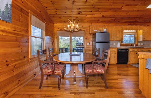 Ferguson Cabina | Changes in Altitude - Private, Stunning Sunset with Mountain Views and a Hot Tub
