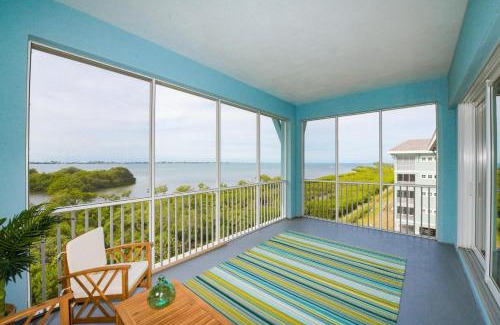 Whitney Beach Casa | Changes in Latitude 403