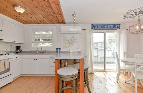 Gloucester Casa | Changes in Latitude: Charming cottage close to Niles Beach and Rocky Neck.