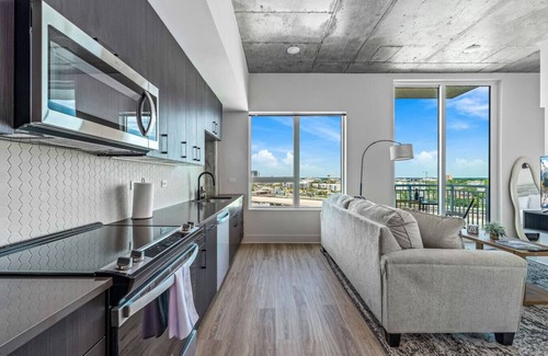 Channel District Apartamento | Channelside High Rise | Perfect for Remote Work!