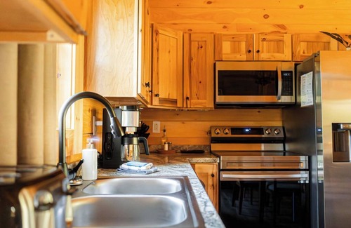 Piper Gap Cabina | Chantilly Ridge. Hot Tub, Wifi, Near Blue Ridge Parkway