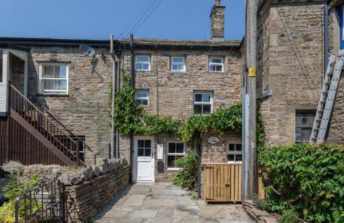 Hawes Casa | Chapel Cottage with Log Burner (Dog Friendly)