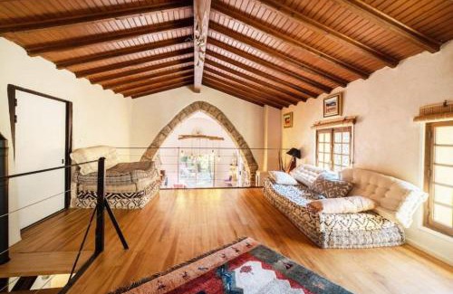 Corsavy Casa | Chapelle de Léca, Authentique Chapelle Rénovée - Vallespir - Vue Imprenable Montagne - Unique, Loft Moderne et Pittoresque - WIFI - Confort Premium - OFFRE SPECIALE - Majestic Key Konciergerie Collioure