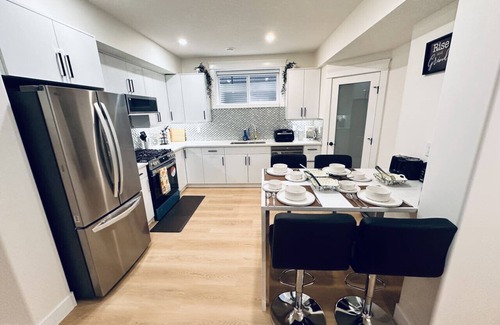Southwest Edmonton Apartamento | Gorgeous Suite, Separate Entrance, Family Friendly, 2 King Beds