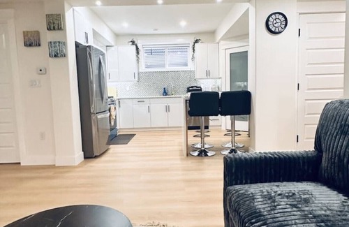 Southwest Edmonton Apartamento | Gorgeous Suite, Separate Entrance, Family Friendly, 2 King Beds