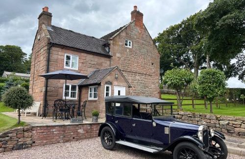 Cauldon Low Casa | Character 3 Bed Peak District Farmhouse - Alton Towers, Scarefest, Polar Bears, Chatsworth