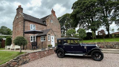 Cauldon Low Casa | Character 3 Bed Peak District Farmhouse - Alton Towers, Scarefest, Polar Bears, Chatsworth