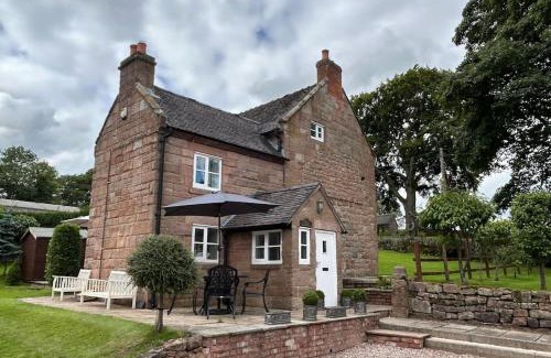 Cauldon Low Casa | Character 3 Bed Peak District Farmhouse - Alton Towers, Scarefest, Polar Bears, Chatsworth