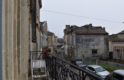 Bourg-sur-Gironde Apartamento | Character apartment in city center