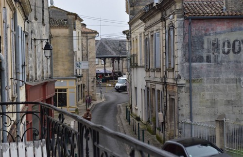 Bourg-sur-Gironde Apartamento | Character apartment in city center