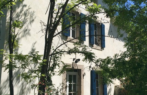 Ornaisons Cabaña | Construcción de personajes en grandes terrenos boscosos con jardín privado.