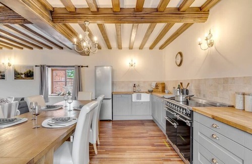Aldborough Casa | Character, country 5bed house w/garden & parking