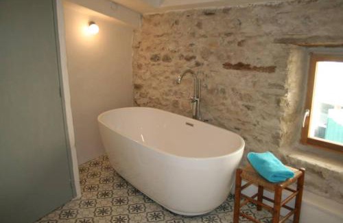 Bize-Minervois Casa | Character filled house overlooking the River Cesse