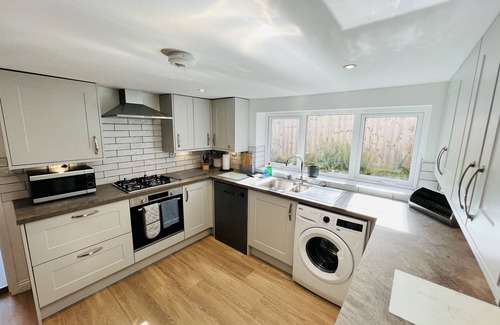 Freshwater Casa | Character Victorian House, Freshwater, Sleeps 6, WiFi, Parking, Garden