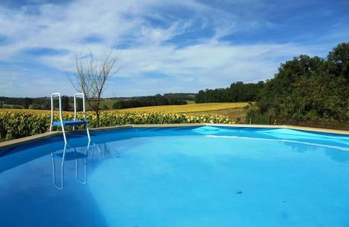 Pillac Casa | Casa rural de 2 dormitorios con carácter y espaciosa, capacidad para 4 personas con piscina dedicada