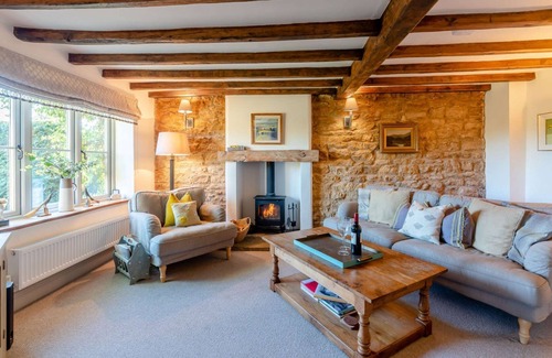 Ilmington Cabaña | Characterful dog friendly holiday cottage with wood burning stove - July Cottage