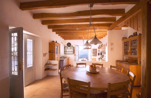 Tiros Casa | Casa griega con carácter restaurada cerca de la montaña y el mar