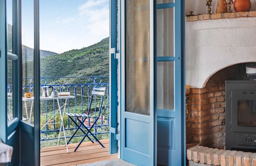Tiros Casa | Casa griega con carácter restaurada cerca de la montaña y el mar