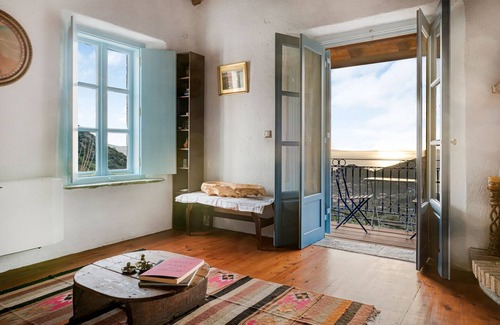 Tiros Casa | Casa griega con carácter restaurada cerca de la montaña y el mar