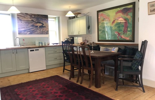 Whitebridge Casa | Riverside carácter Highland Home con un factor "wow" Grand Hall Living-Room