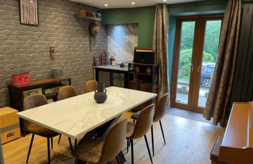 Buxworth Casa | Characterful Stone Cottage in the Heart of the High Peak