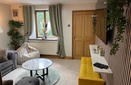 Buxworth Casa | Characterful Stone Cottage in the Heart of the High Peak