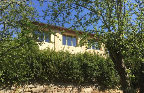 Montbolo Casa | Casa de piedra con carácter con impresionantes vistas de los Pirineos.