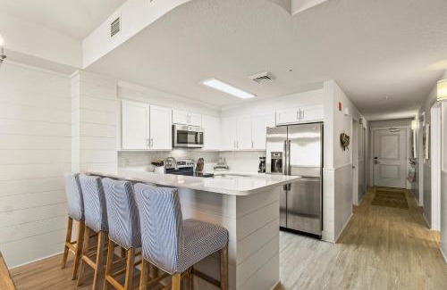 Panama City Beach Apartamento | CHARD ON ICE, BRAND NEW, Walk to Pier Park, 3 Bedrooms