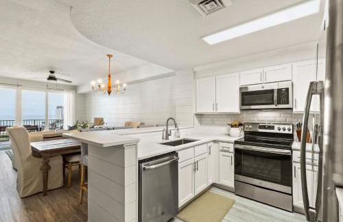 Panama City Beach Apartamento | CHARD ON ICE, BRAND NEW, Walk to Pier Park, 3 Bedrooms