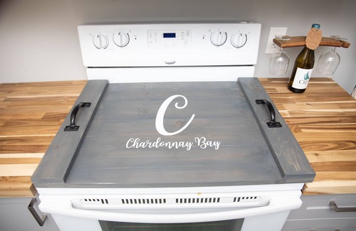 Colchester Casa | Chardonnay Bay- wine country, beach, hot tub and pet friendly!