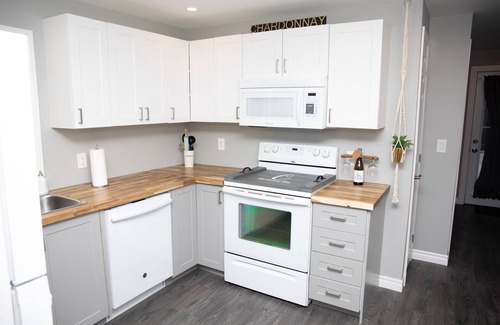 Colchester Casa | Chardonnay Bay- wine country, beach, hot tub and pet friendly!
