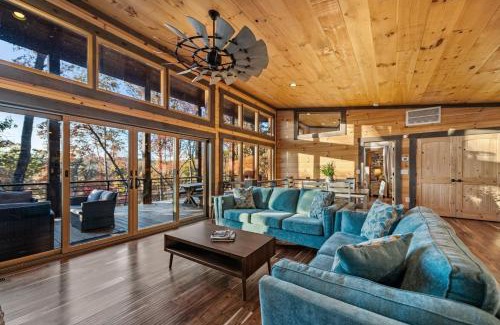 Mineral Bluff Chalet De Esquí | Chardonnay Chalet - Luxe Modern Chalet - Hot Tub, Wi-Fi, Fire Pit, Game Room, Amazing Deck - 15 min to Blue Ridge
