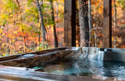 Mineral Bluff Chalet De Esquí | Chardonnay Chalet - Luxe Modern Chalet - Hot Tub, Wi-Fi, Fire Pit, Game Room, Amazing Deck - 15 min to Blue Ridge