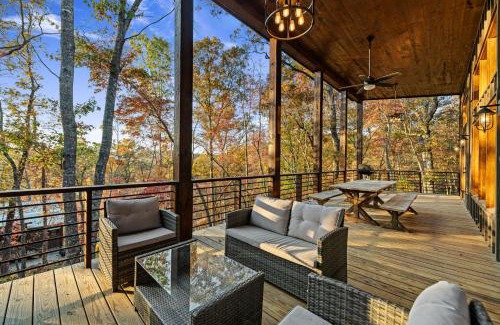Mineral Bluff Chalet De Esquí | Chardonnay Chalet - Luxe Modern Chalet - Hot Tub, Wi-Fi, Fire Pit, Game Room, Amazing Deck - 15 min to Blue Ridge
