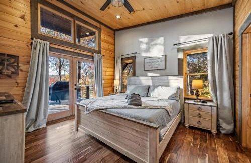 Mineral Bluff Chalet De Esquí | Chardonnay Chalet - Luxe Modern Chalet - Hot Tub, Wi-Fi, Fire Pit, Game Room, Amazing Deck - 15 min to Blue Ridge
