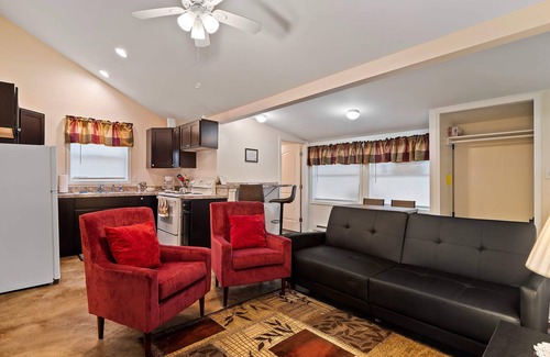 Geneva-on-the-Lake Cabaña | Chardonnay Cottage - GOTL Strip - Cozy & Quaint