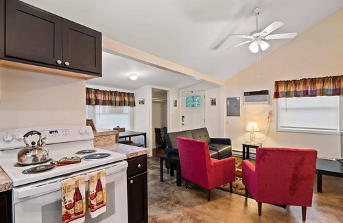 Geneva-on-the-Lake Cabaña | Chardonnay Cottage - GOTL Strip - Cozy & Quaint