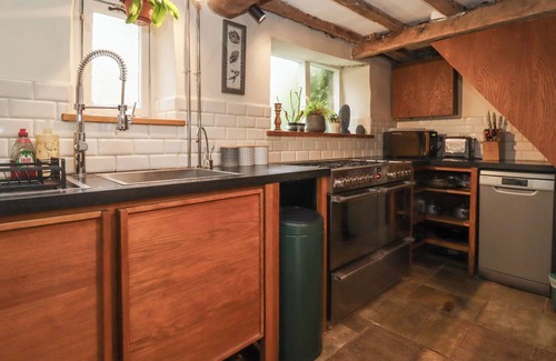 Shipston on Stour Cabaña | CHARITY SCHOOL HOUSE, pet friendly, with hot tub in Shipston-On-Stour