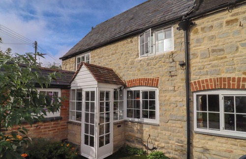 Shipston on Stour Cabaña | CHARITY SCHOOL HOUSE, pet friendly, with hot tub in Shipston-On-Stour
